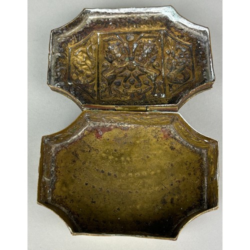 126 - A CHINESE EXPORT BRASS SNUFF BOX DECORATED WITH VARIOUS ANIMALS TO INCLUDE LIONS, DEER, SERPENTS AND... 