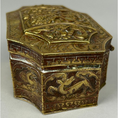 126 - A CHINESE EXPORT BRASS SNUFF BOX DECORATED WITH VARIOUS ANIMALS TO INCLUDE LIONS, DEER, SERPENTS AND... 