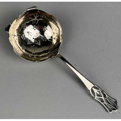 153 - A SILVER TEA OR PORT STRAINER, 

Weight: 41gms