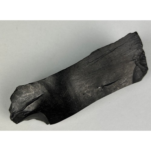 249 - A LARGE PIECE OF WHITBY JET

A large 94g piece of natural jewellery-grade Whitby Jet.