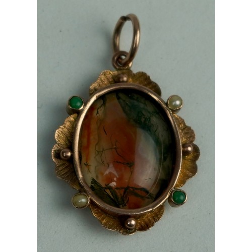 195 - A DENDRITIC AGATE SET IN A FLORAL GOLD PENDANT,

Weight: 4.3gms 
Stone: 20mm x 16mm