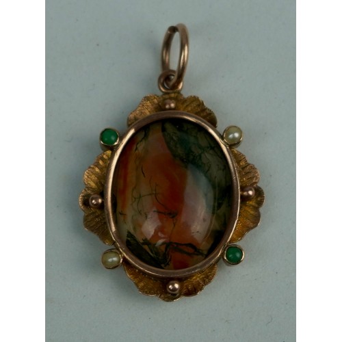 195 - A DENDRITIC AGATE SET IN A FLORAL GOLD PENDANT,

Weight: 4.3gms 
Stone: 20mm x 16mm