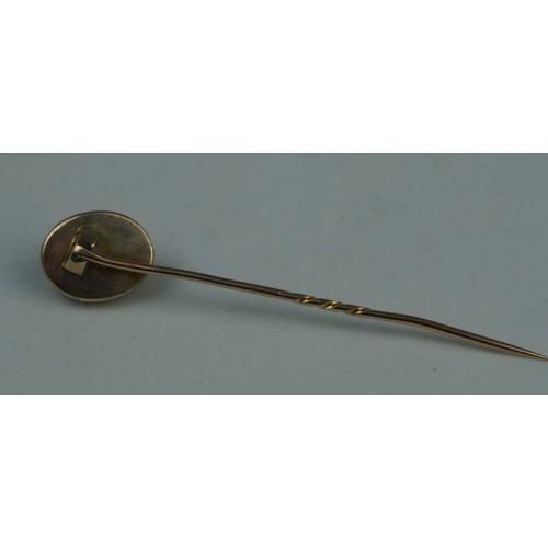 197 - EGYPTIAN REVIVAL: A SCARAB BEETLE ON 9CT GOLD STICK PIN,

6.5cm L