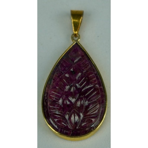 224 - A CARVED RUBY OF TEARDROP FORM MOUNTED IN YELLOW METAL PENDANT, 

6.1gms

Stone 28mm x 19mm