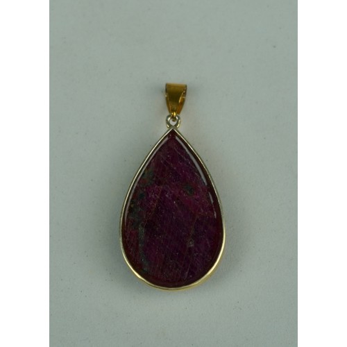 224 - A CARVED RUBY OF TEARDROP FORM MOUNTED IN YELLOW METAL PENDANT, 

6.1gms

Stone 28mm x 19mm