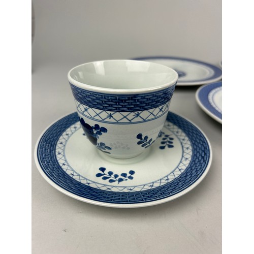 365 - A SET OF FIVE ROYAL COPENHAGEN BLUE AND WHITE FLORAL PLATES ALONG WITH FOUR TEA CUPS AND SAUCERS (13... 