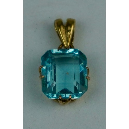 207 - A BLUE STONE POSSIBLY AQUAMARINE SET IN YELLOW METAL PENDANT, 

Weight: 0.9gms 
Stone: 10mm x 10mm