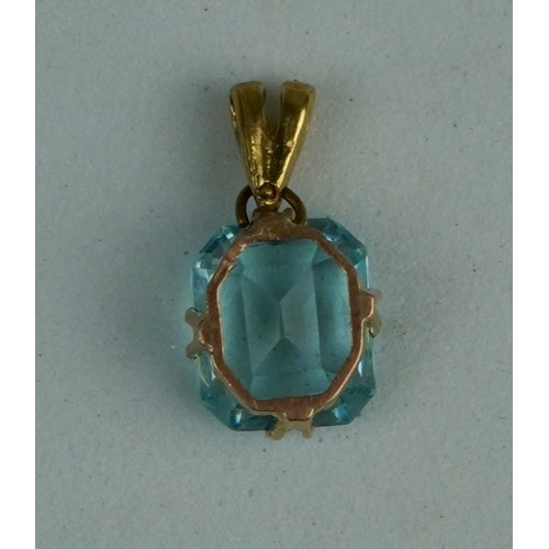 207 - A BLUE STONE POSSIBLY AQUAMARINE SET IN YELLOW METAL PENDANT, 

Weight: 0.9gms 
Stone: 10mm x 10mm