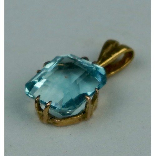 207 - A BLUE STONE POSSIBLY AQUAMARINE SET IN YELLOW METAL PENDANT, 

Weight: 0.9gms 
Stone: 10mm x 10mm