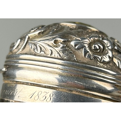 135 - A SCOTTISH SNUFF HORN OR MULL WITH SILVER TOP SET WITH A CITRINE ENGRAVED FOR 'ROBERT SMITH, ENGINEE... 