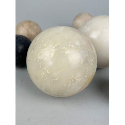 391 - A COLLECTION OF TWELVE ALABASTER, MARBLE AND STONE DECORATIVE BALLS (12) 

Largest 8cm in diameter.