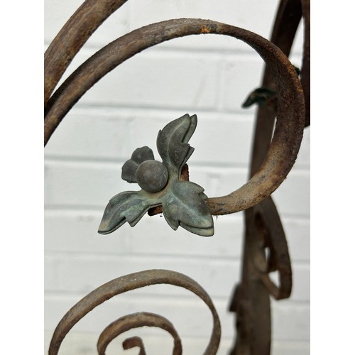 509 - A WROUGHT IRON STAND WITH FLOWERS AND WITH GREEN MARBLE TOP,               

85cm x 45cm