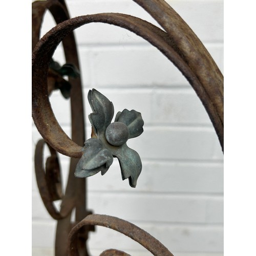 509 - A WROUGHT IRON STAND WITH FLOWERS AND WITH GREEN MARBLE TOP,               

85cm x 45cm