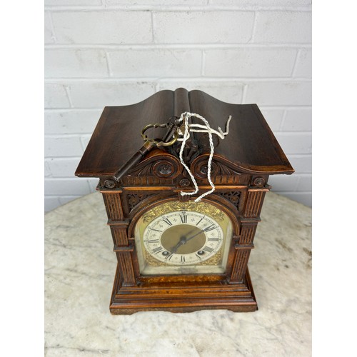 343 - AN ANTIQUE MANTEL CLOCK,