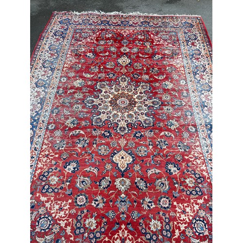 539 - A LARGE PERSIAN CARPET, 

395cm x 260cm 

Some wear.