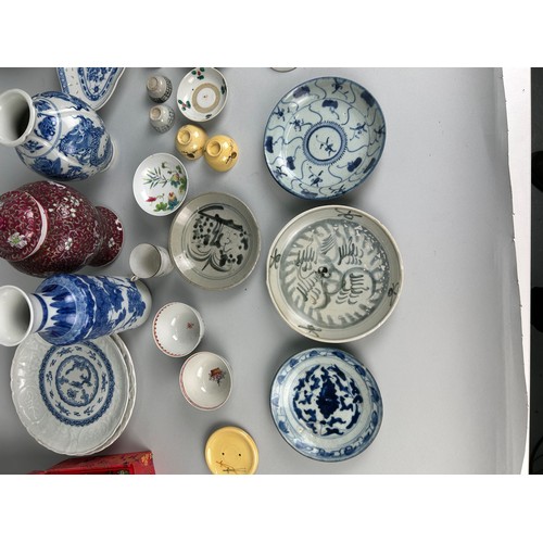 414 - A MIXED COLLECTION OF CHINESE CERAMICS TO INCLUDE SNUFF BOTTLES, BLUE AND WHITE, TEA POT LIDS, VASE ... 