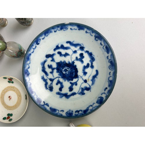 414 - A MIXED COLLECTION OF CHINESE CERAMICS TO INCLUDE SNUFF BOTTLES, BLUE AND WHITE, TEA POT LIDS, VASE ... 