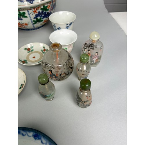 414 - A MIXED COLLECTION OF CHINESE CERAMICS TO INCLUDE SNUFF BOTTLES, BLUE AND WHITE, TEA POT LIDS, VASE ... 