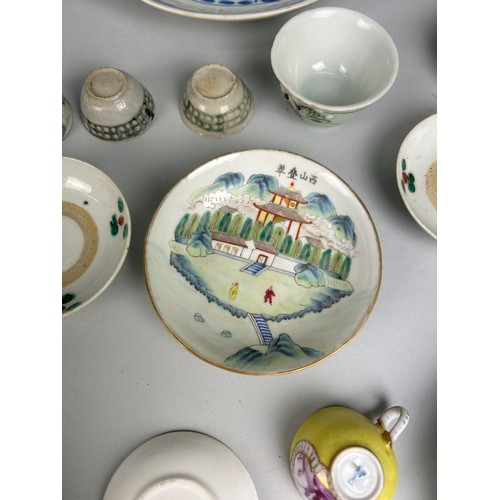 414 - A MIXED COLLECTION OF CHINESE CERAMICS TO INCLUDE SNUFF BOTTLES, BLUE AND WHITE, TEA POT LIDS, VASE ... 