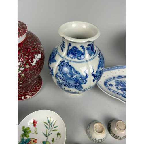 414 - A MIXED COLLECTION OF CHINESE CERAMICS TO INCLUDE SNUFF BOTTLES, BLUE AND WHITE, TEA POT LIDS, VASE ... 