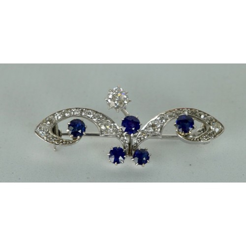 165 - A BELLE EPOCH OR 1920'S PLATINUM BROOCH SET WITH A CENTRAL DIAMOND, FIVE SAPPHIRES AND SMALLER DIAMO... 