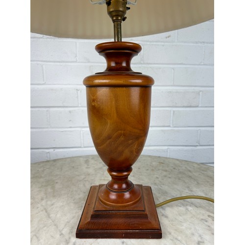 526 - A MAHOGANY URN TABLE LAMP WITH WHITE SHADE,