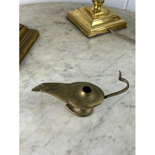 480 - A BRASS BANKERS LAMP ALONG WITH A CORINTHIAN COLUMN LAMP, A SMALL OIL LAMP AND A TURKISH BRASS COFFE... 