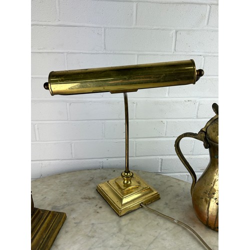 480 - A BRASS BANKERS LAMP ALONG WITH A CORINTHIAN COLUMN LAMP, A SMALL OIL LAMP AND A TURKISH BRASS COFFE... 