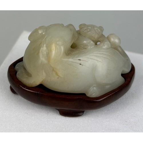 34 - A 19TH CENTURY CHINESE JADE GROUP OF A LION WITH A CUB, 

5.2cm x 3.2cm x 2.5cm