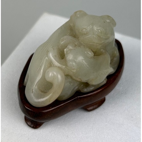 34 - A 19TH CENTURY CHINESE JADE GROUP OF A LION WITH A CUB, 

5.2cm x 3.2cm x 2.5cm