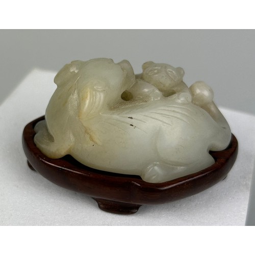 34 - A 19TH CENTURY CHINESE JADE GROUP OF A LION WITH A CUB, 

5.2cm x 3.2cm x 2.5cm