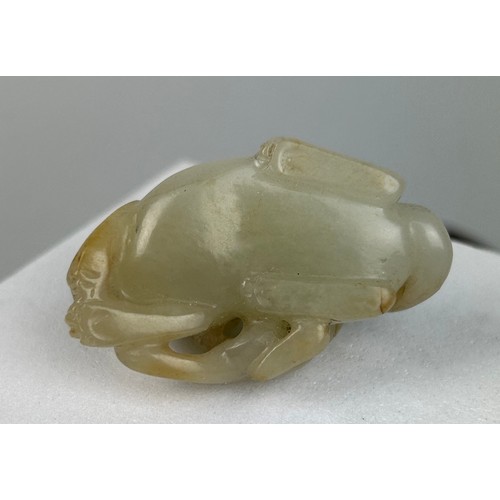 34 - A 19TH CENTURY CHINESE JADE GROUP OF A LION WITH A CUB, 

5.2cm x 3.2cm x 2.5cm