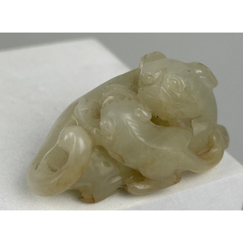 34 - A 19TH CENTURY CHINESE JADE GROUP OF A LION WITH A CUB, 

5.2cm x 3.2cm x 2.5cm