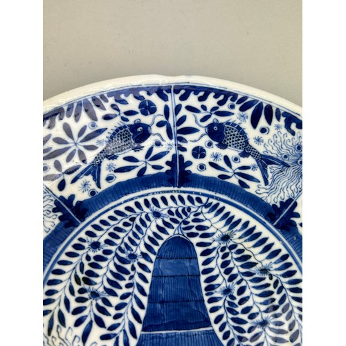 54 - A 19TH CENTURY LARGE CHINESE BLUE AND WHITE PORCELAIN DISH DECORATED WITH AQUATIC CREATURES, CRABS, ... 