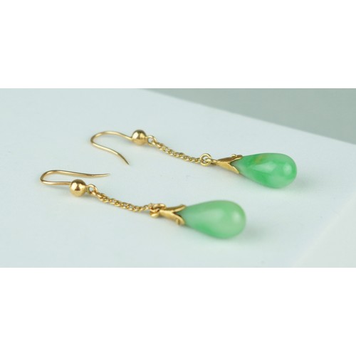 183 - A PAIR OF JADE DROP EARRINGS WITH 18CT GOLD MOUNTS AND POSTS (2)

Weight: 4.5gms

Drop: 40mm each.