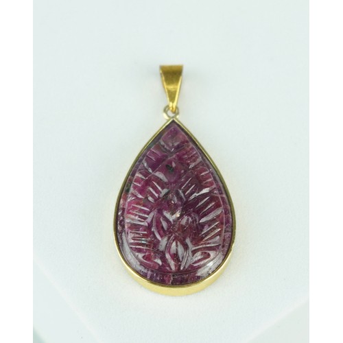 224 - A CARVED RUBY OF TEARDROP FORM MOUNTED IN YELLOW METAL PENDANT, 

6.1gms

Stone 28mm x 19mm