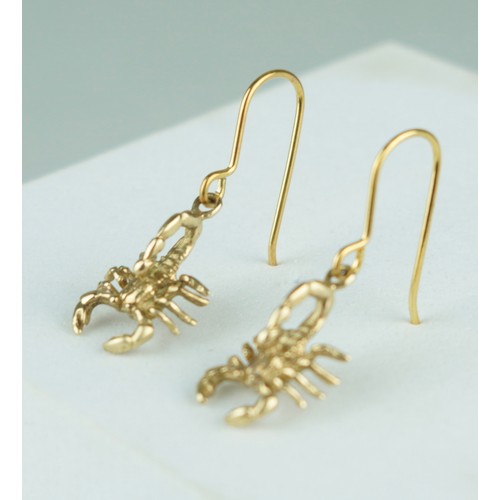 192 - A PAIR OF GOLD SCORPION EARRINGS, 

Weight: 2.8gms
Drop 20mm