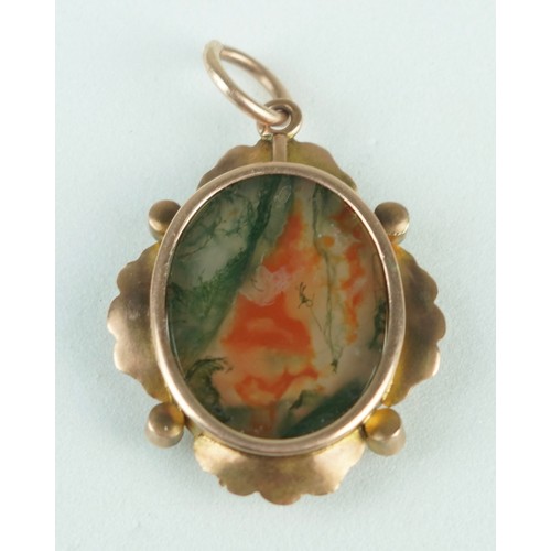 195 - A DENDRITIC AGATE SET IN A FLORAL GOLD PENDANT,

Weight: 4.3gms 
Stone: 20mm x 16mm