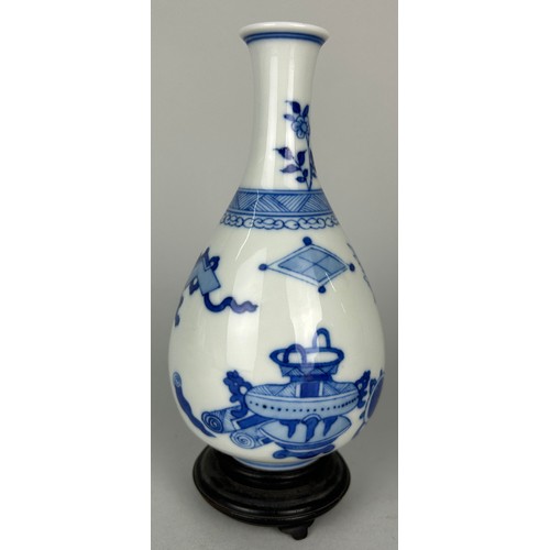 114F - A 19TH CENTURY BLUE AND WHITE VASE, 

15cm H

With stand.