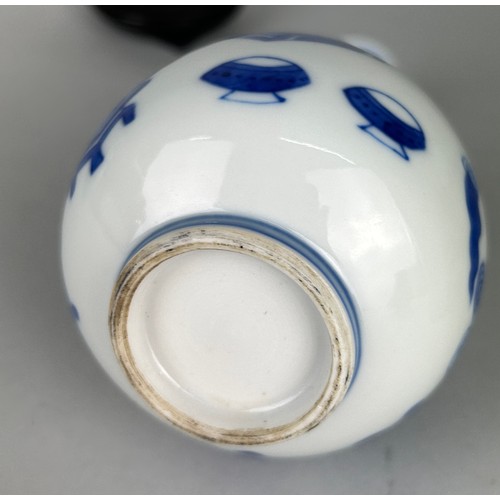 114F - A 19TH CENTURY BLUE AND WHITE VASE, 

15cm H

With stand.