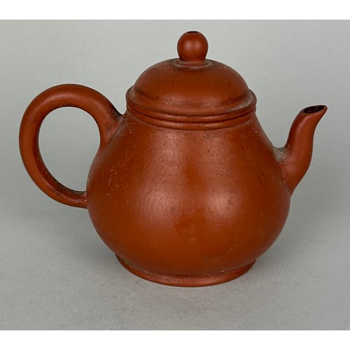 114I - A CHINESE YIXING CLAY TEA POT, 

Marks to verso 

9cm x 8cm