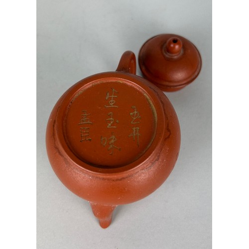 114I - A CHINESE YIXING CLAY TEA POT, 

Marks to verso 

9cm x 8cm