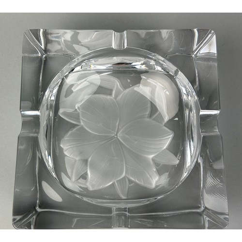 263 - A LALIQUE SQUARE GLASS ASHTRAY WITH FROSTED GLASS FLOWER, 

15cm x 15cm x 6cm