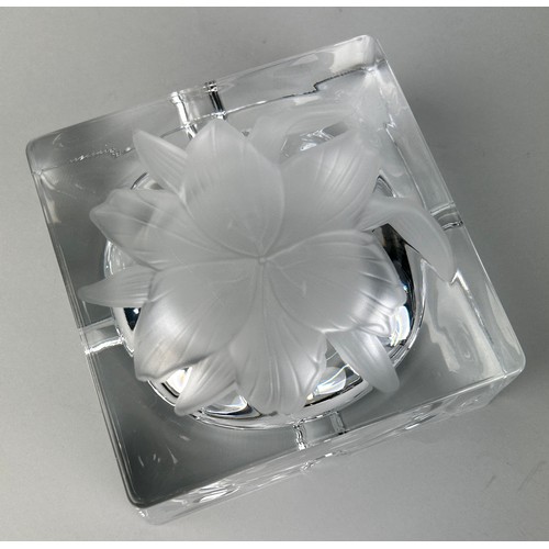 263 - A LALIQUE SQUARE GLASS ASHTRAY WITH FROSTED GLASS FLOWER, 

15cm x 15cm x 6cm