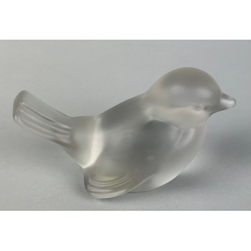 267 - A LALIQUE STYLE FROSTED GLASS SPARROW, 

10cm x 6cm