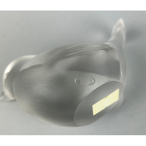 267 - A LALIQUE STYLE FROSTED GLASS SPARROW, 

10cm x 6cm