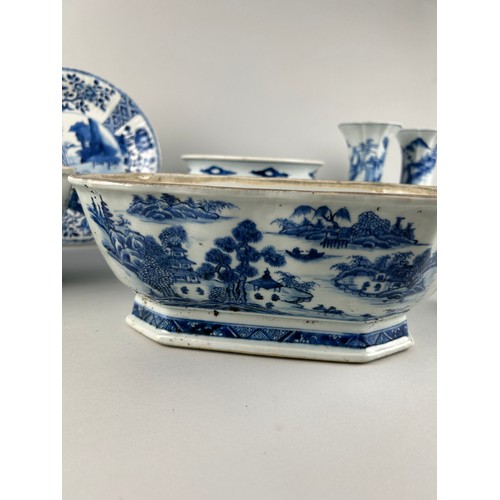 152 - A COLLECTION OF CHINESE KANGXI AND QIANLONG BLUE AND WHITE PORCELAIN,