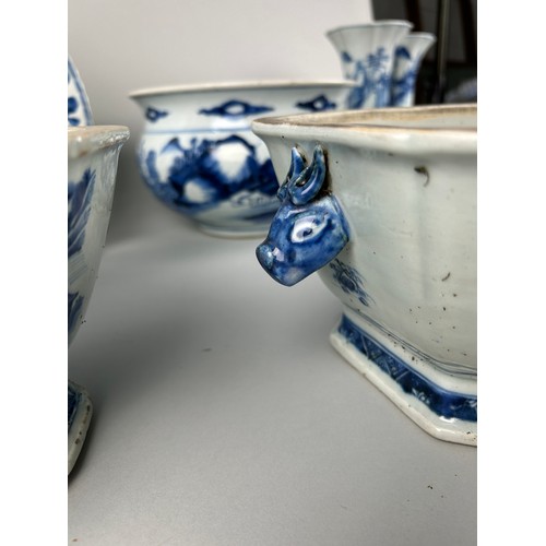 152 - A COLLECTION OF CHINESE KANGXI AND QIANLONG BLUE AND WHITE PORCELAIN,