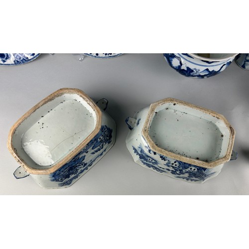 152 - A COLLECTION OF CHINESE KANGXI AND QIANLONG BLUE AND WHITE PORCELAIN,