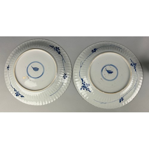 152 - A COLLECTION OF CHINESE KANGXI AND QIANLONG BLUE AND WHITE PORCELAIN,